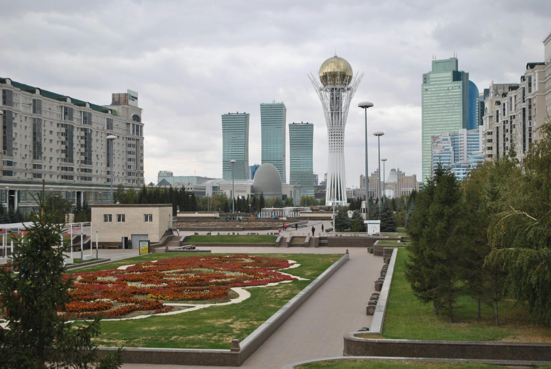 Астана — городская архитектура, ночной вид с Байтереком